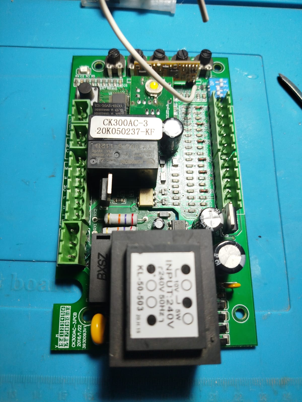 Placa electrónica de control sobre el banco