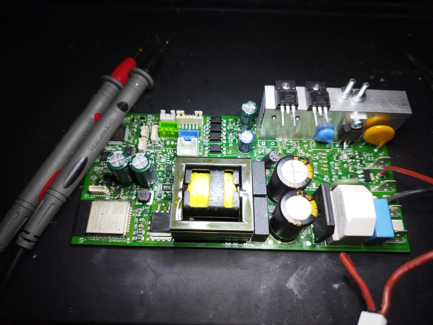 Placa de alimentación de la cafetera reparada en Full Tech Service