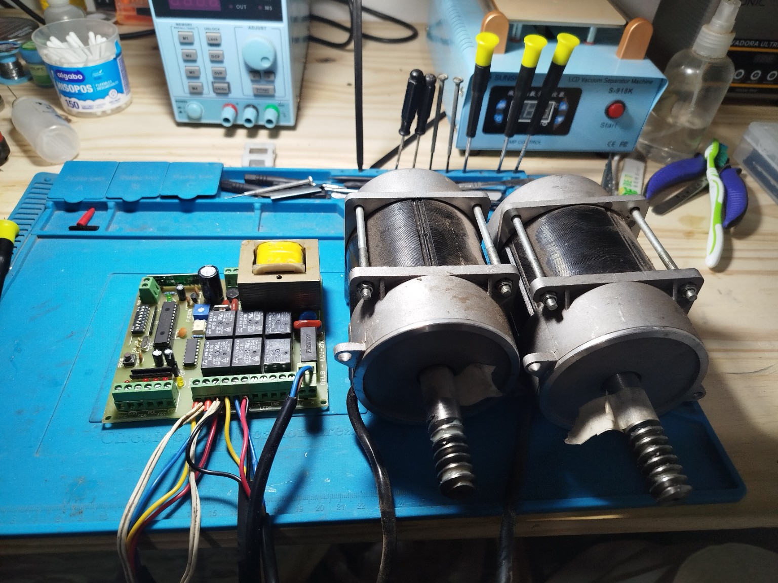 Central GELB ECU-2M01 junto a los dos motores utilizados para la prueba de banco en Full Tech Service