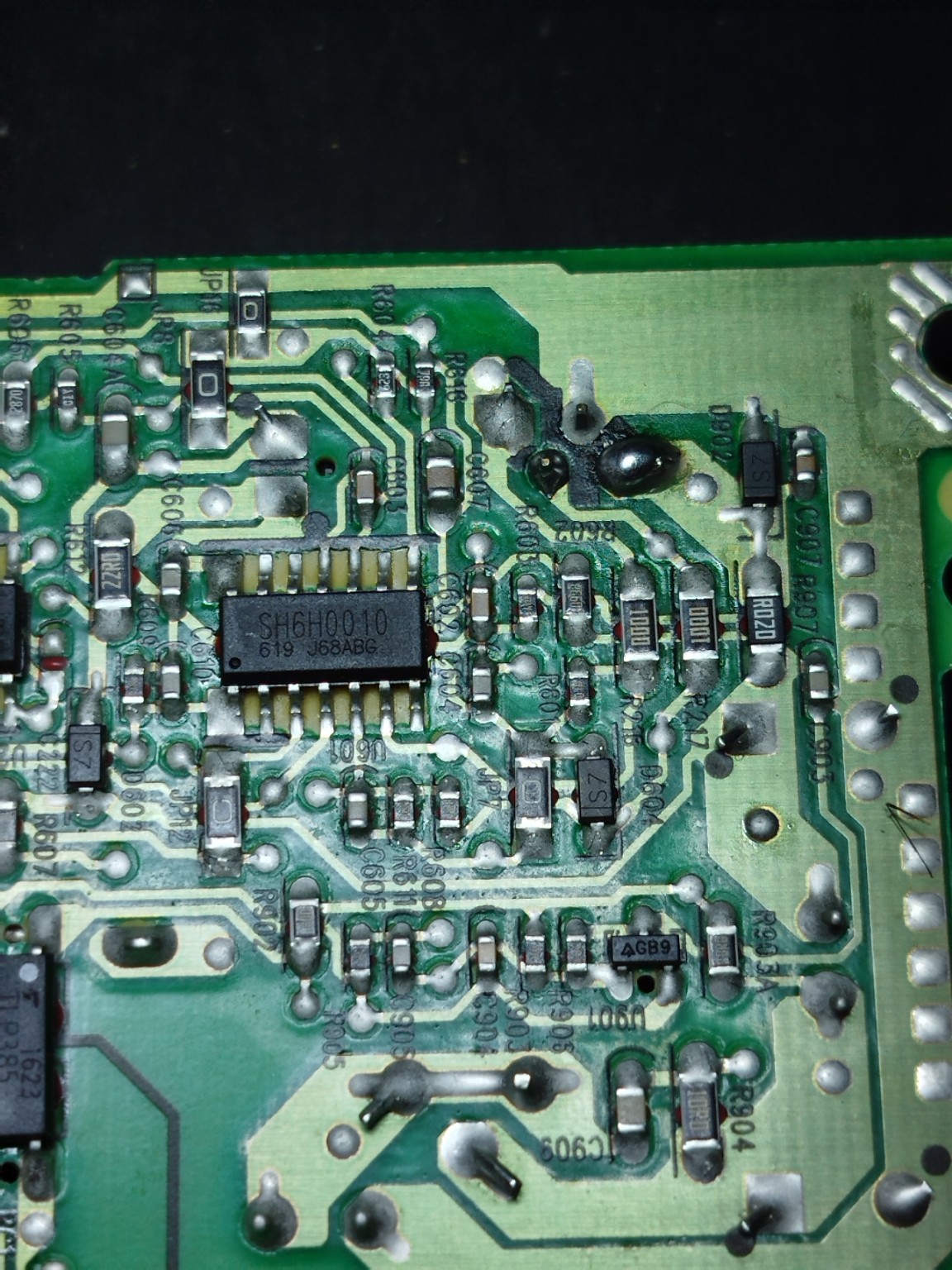 Integrado SH6H0010 y componentes del circuito de control de la fuente