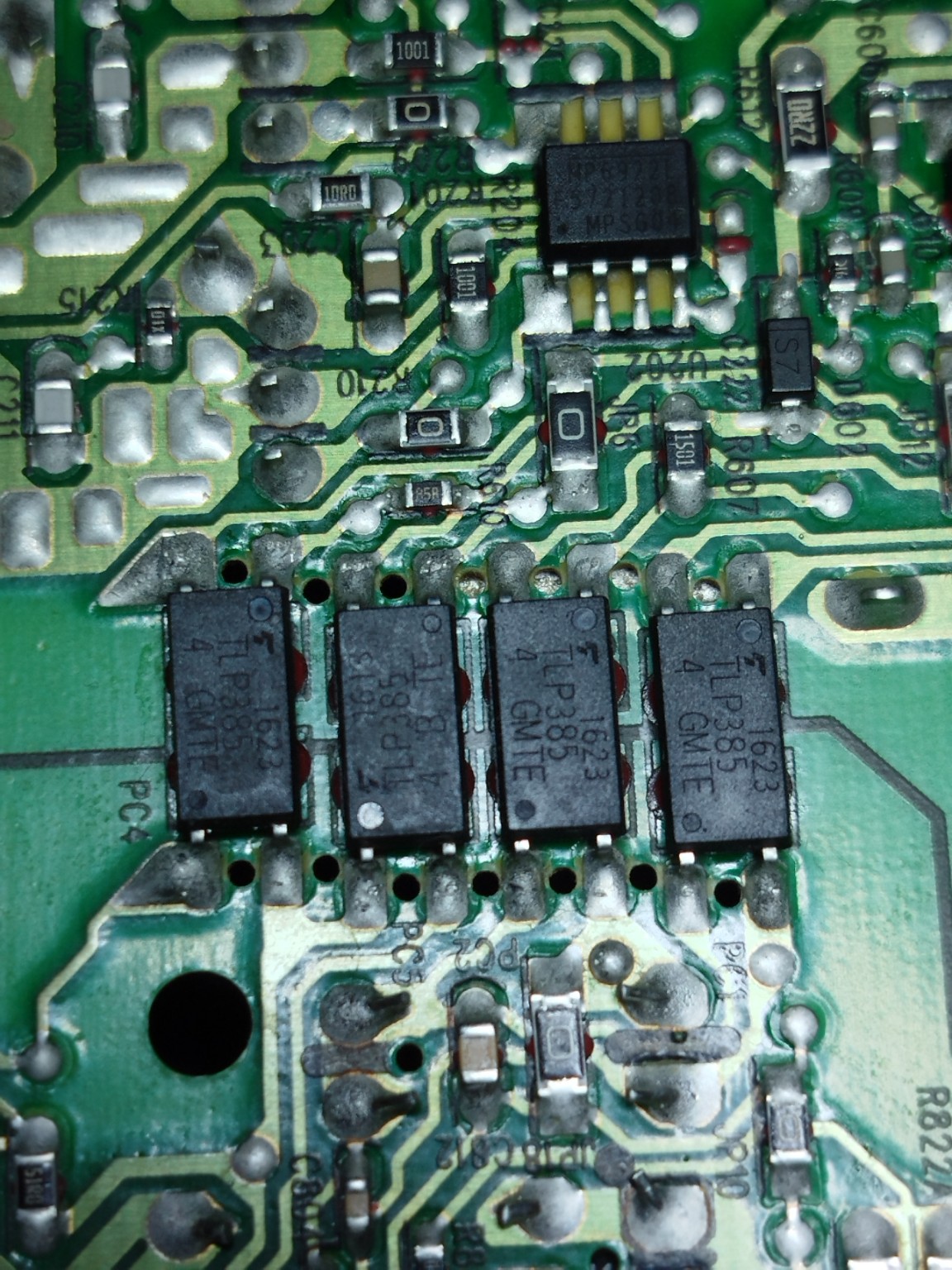 Detalle de la fila de optoacopladores TLP385 de la fuente de la PS4