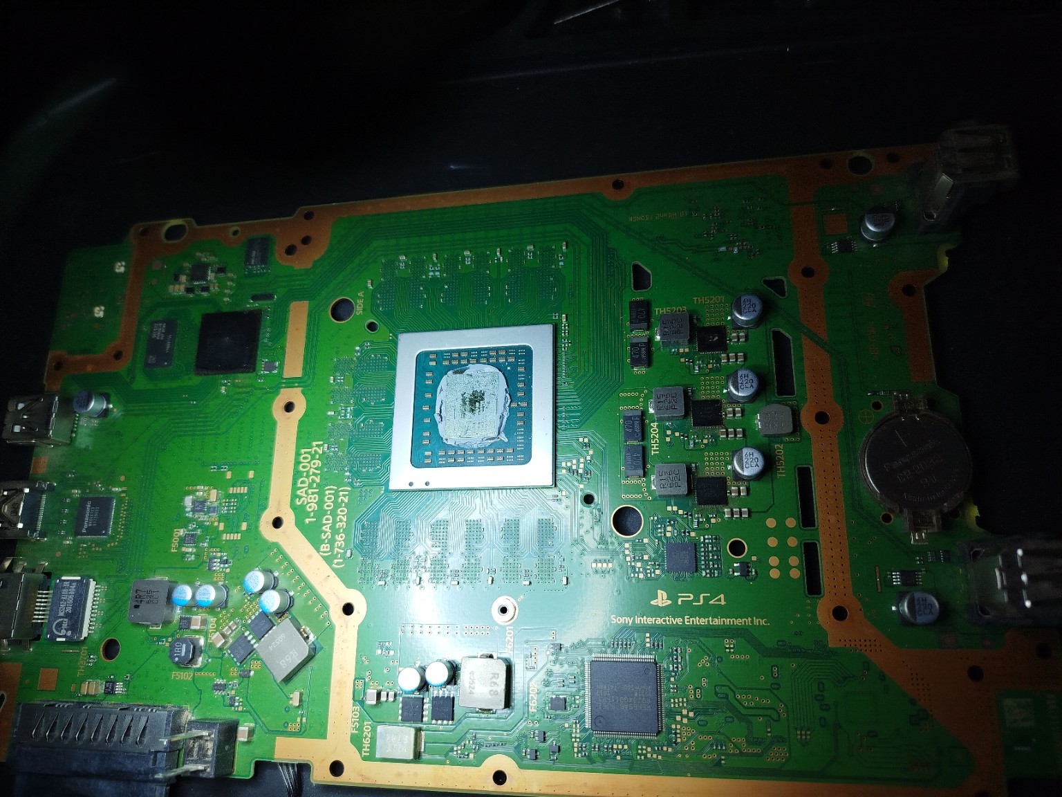 Placa principal SAD-001 de la PS4 Slim durante el desmontaje