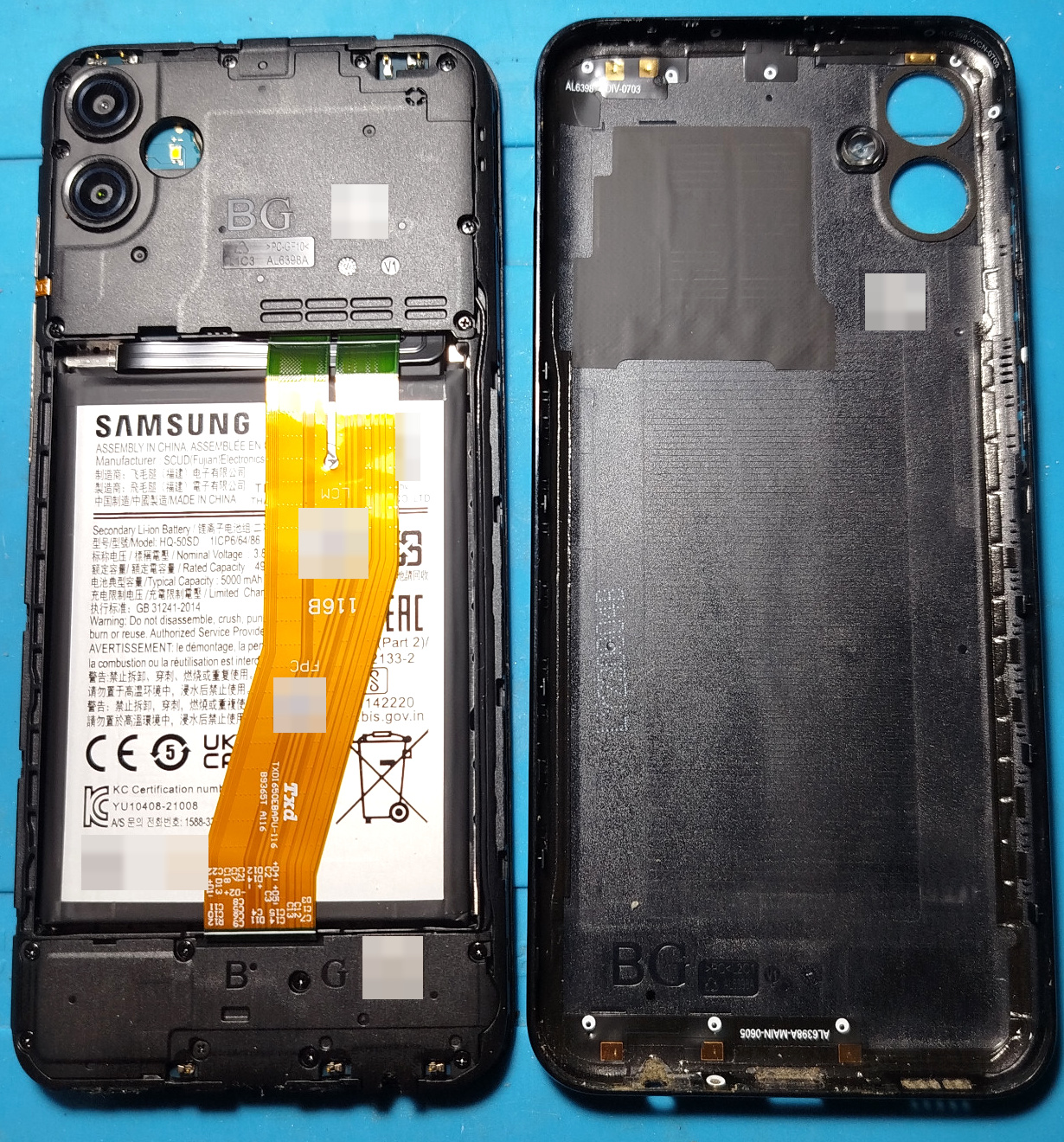 Samsung Galaxy A04e con la tapa retirada durante el trabajo en el taller
