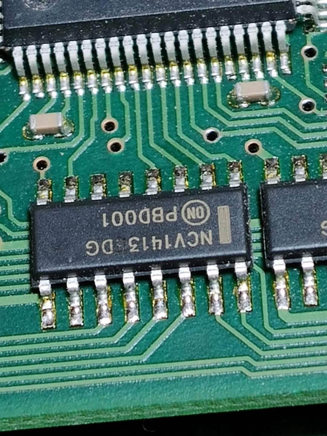 Detalle ampliado de un circuito integrado y sus conexiones