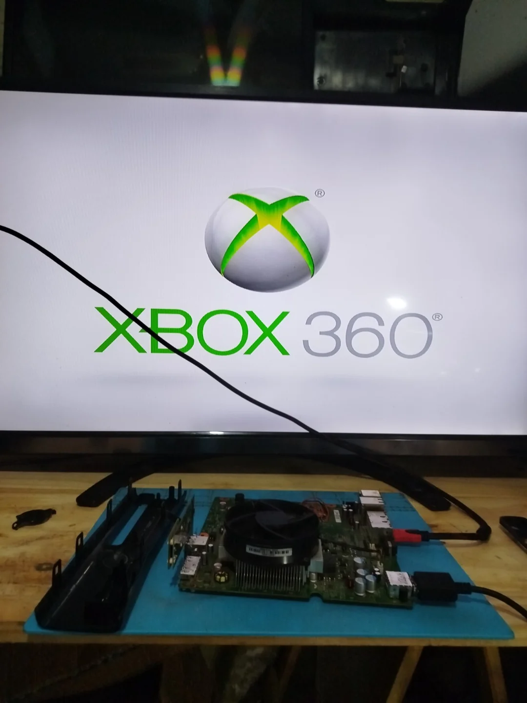 Xbox 360 conectada en el banco mostrando la pantalla de inicio