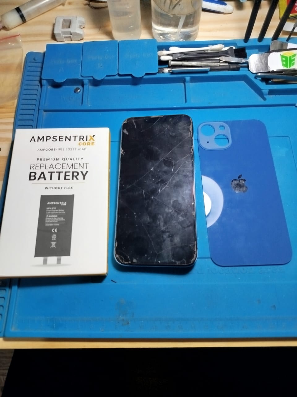 Celular y repuesto de batería sobre el banco de trabajo