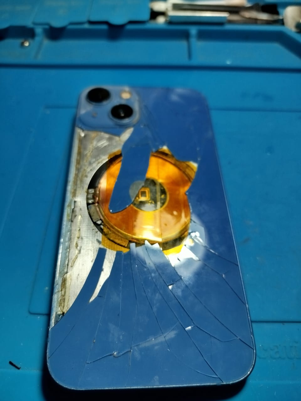 Tapa trasera de un celular con daño visible
