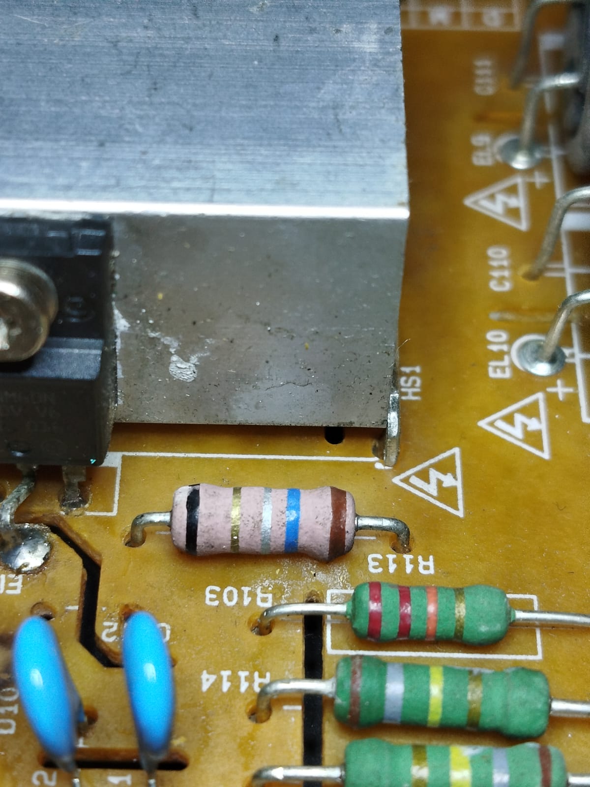 Detalle de componentes en una fuente electrónica