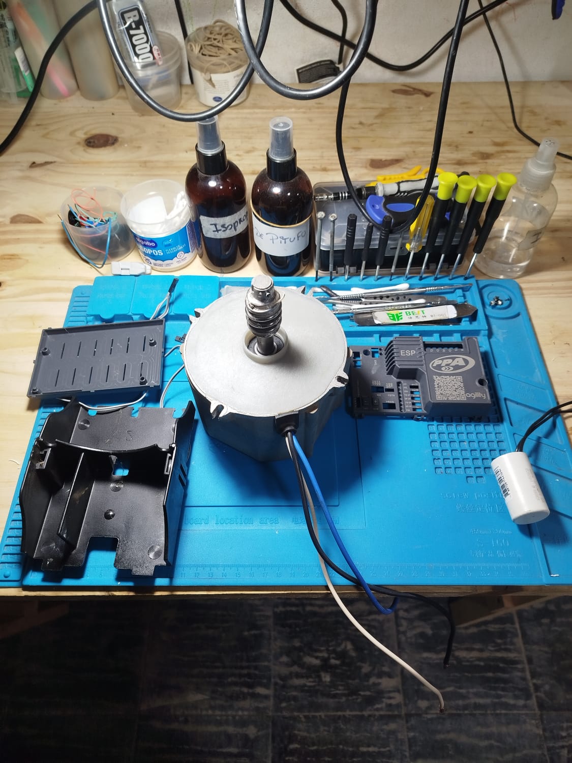 Microscopio y equipos sobre el banco del taller