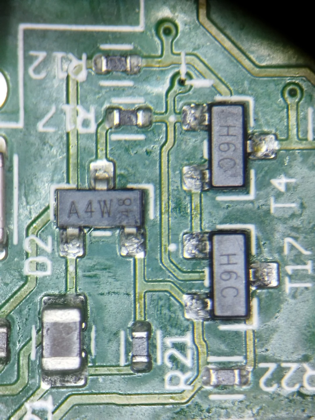 Detalle ampliado de componentes electrónicos y sus soldaduras