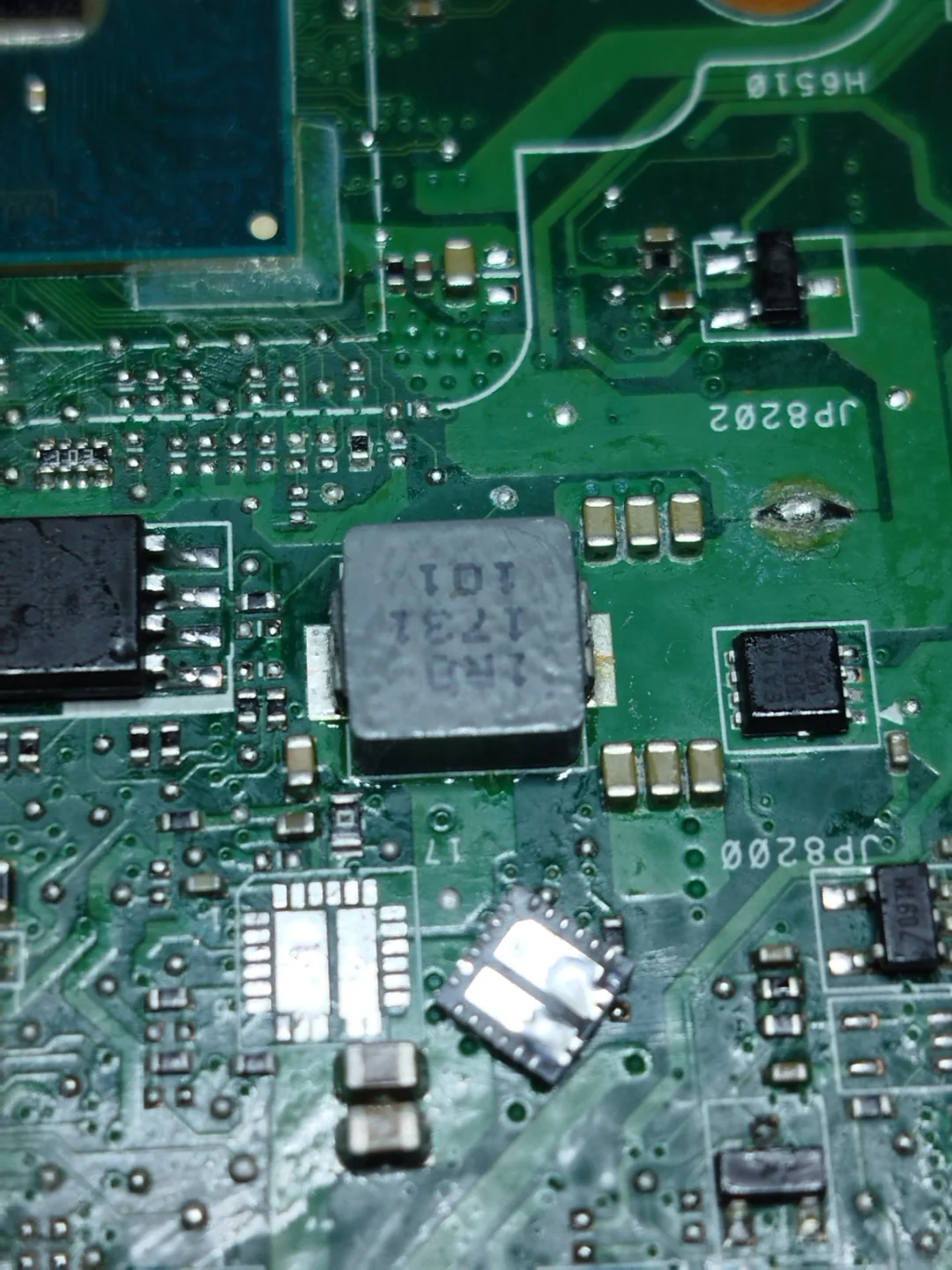 Componentes y zona de trabajo sobre una placa de notebook