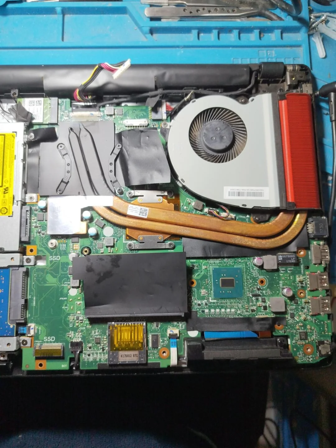 Notebook abierta con la placa y el sistema de refrigeración a la vista
