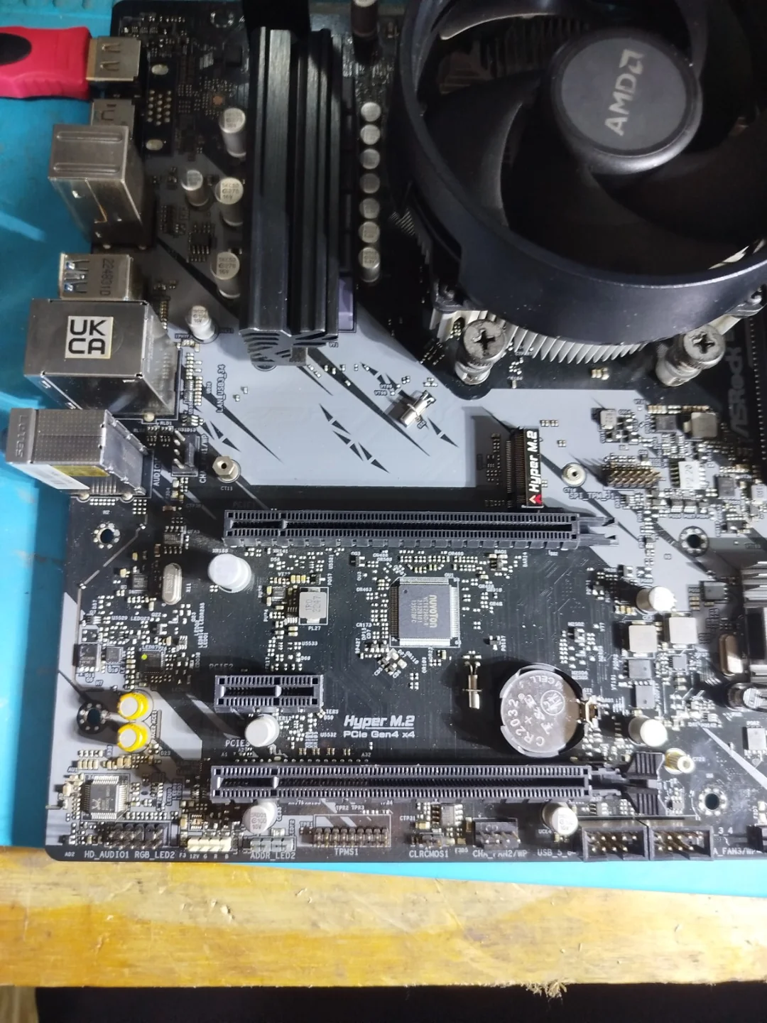 Archivo del taller: placa de PC con procesador y refrigeración
