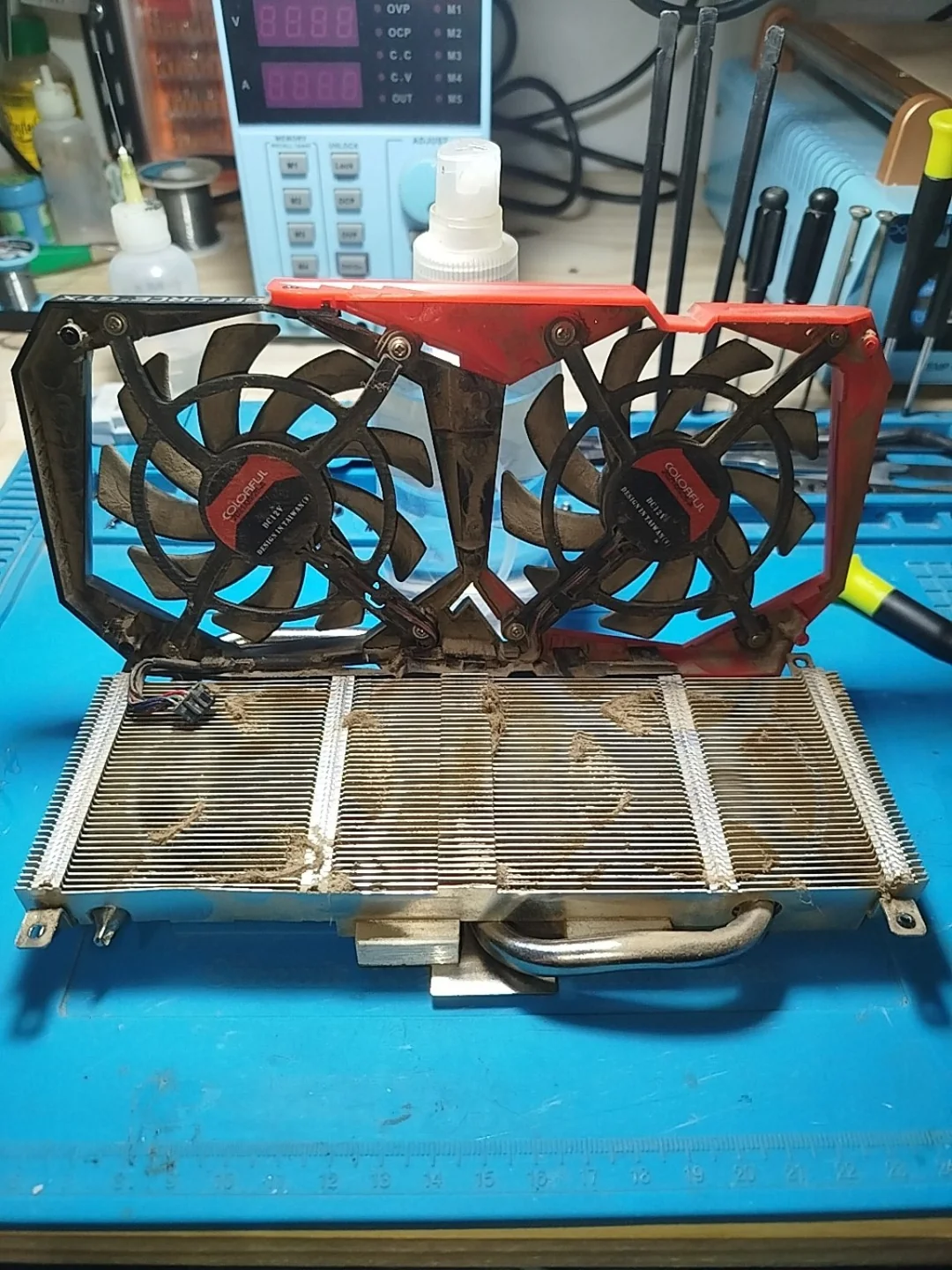 Archivo del taller: polvo acumulado en la refrigeración de una placa de video