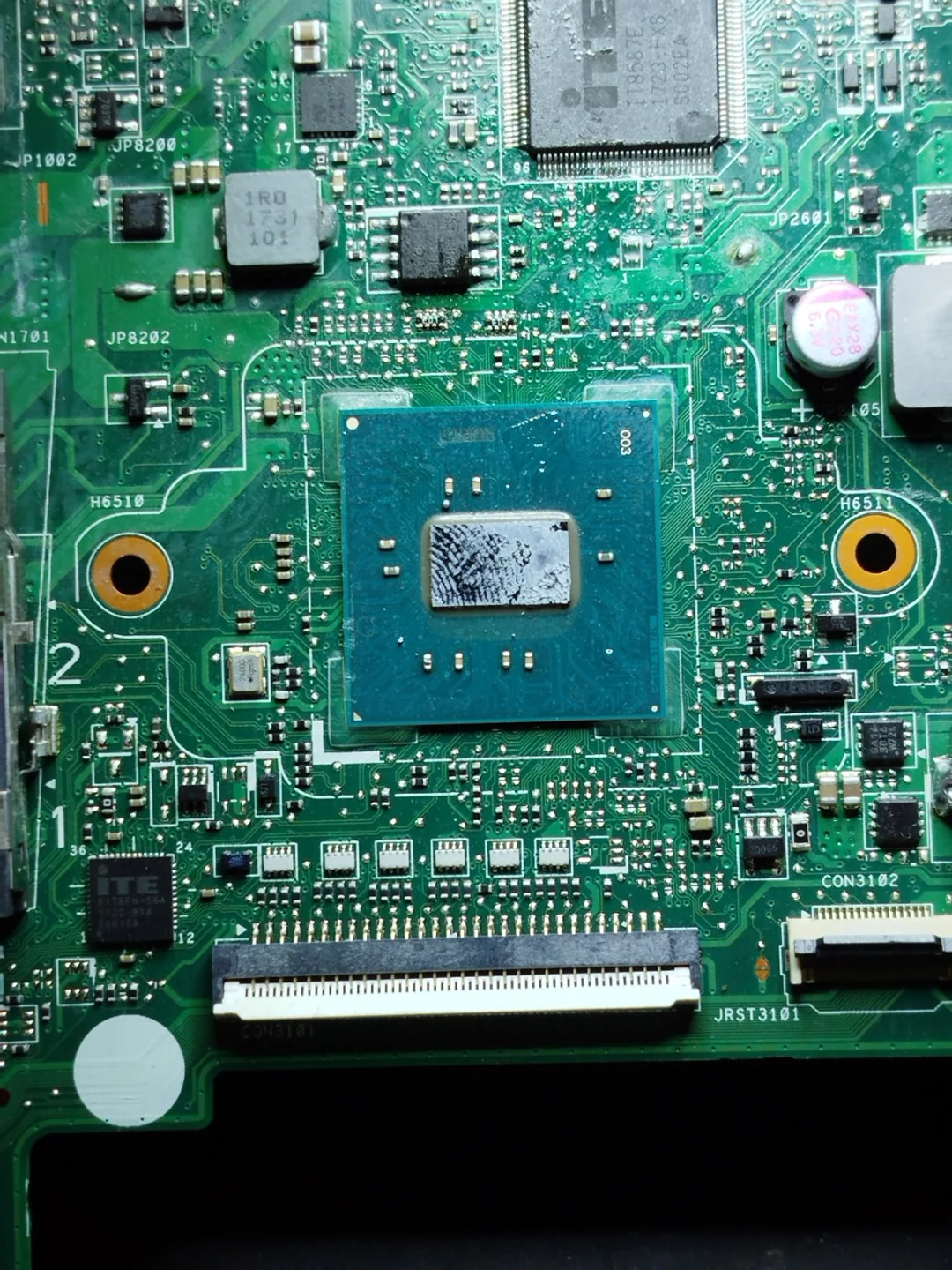 Placa electrónica de notebook con sus circuitos integrados