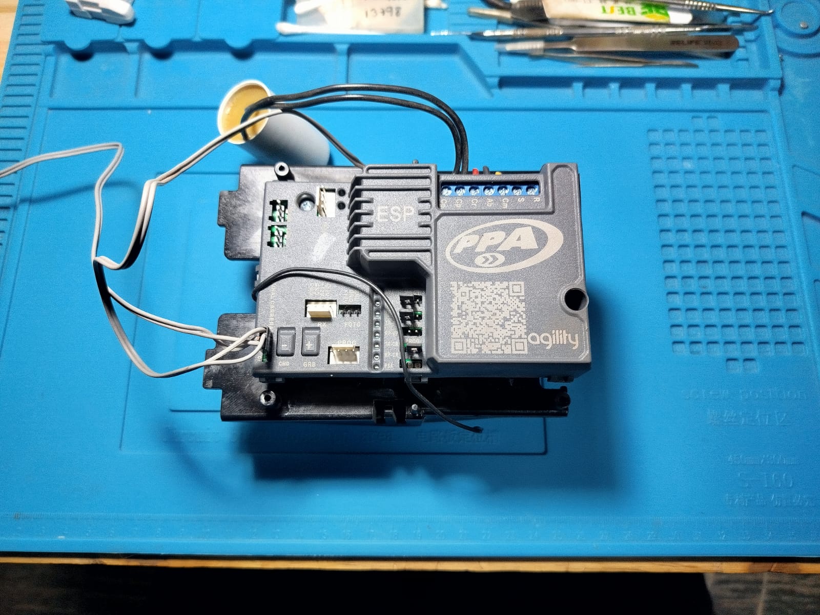 Motor y electrónica de un automatismo en el banco