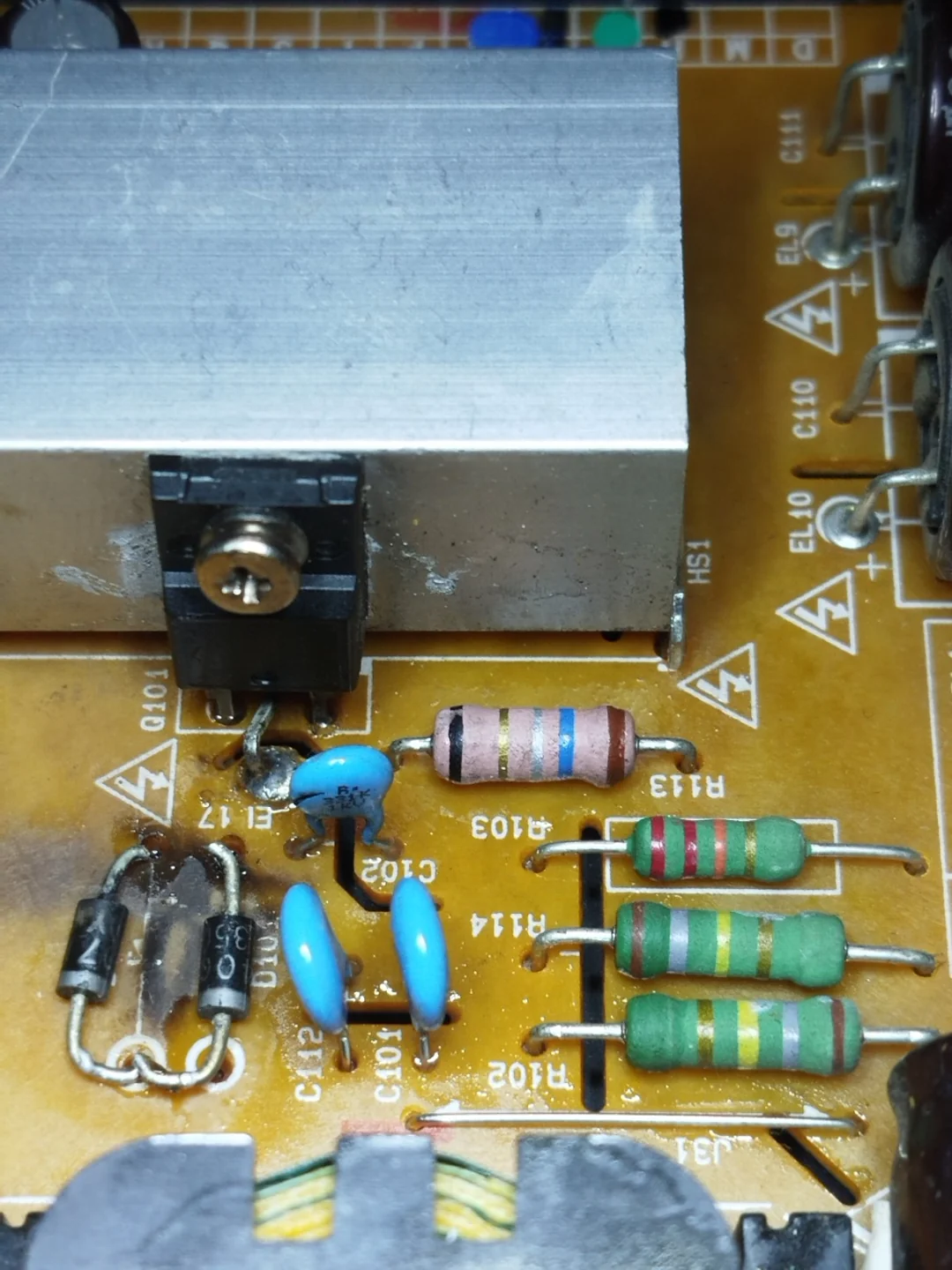 Detalle de componentes en una fuente de televisor
