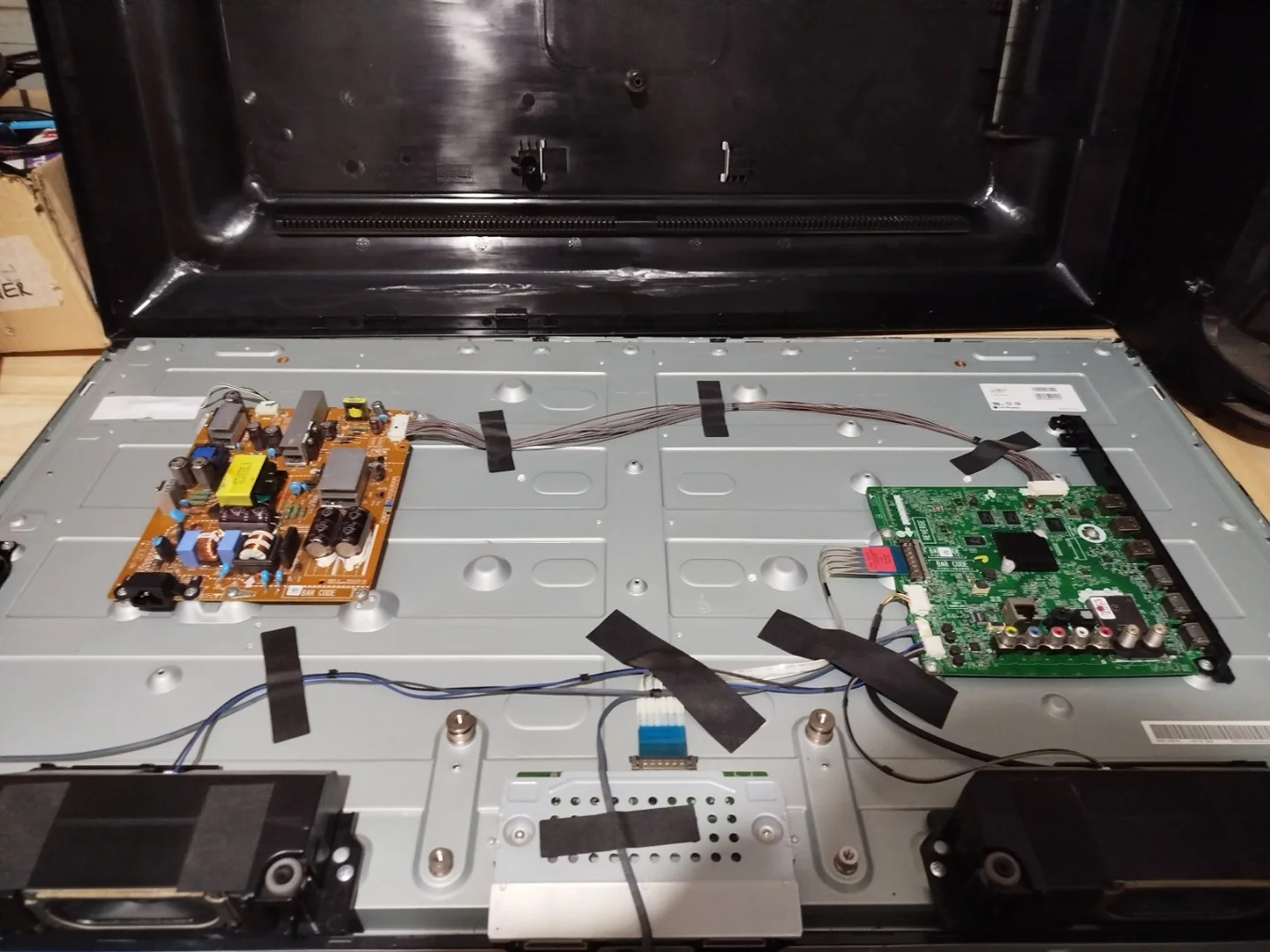 Interior de un televisor con sus placas de alimentación y control